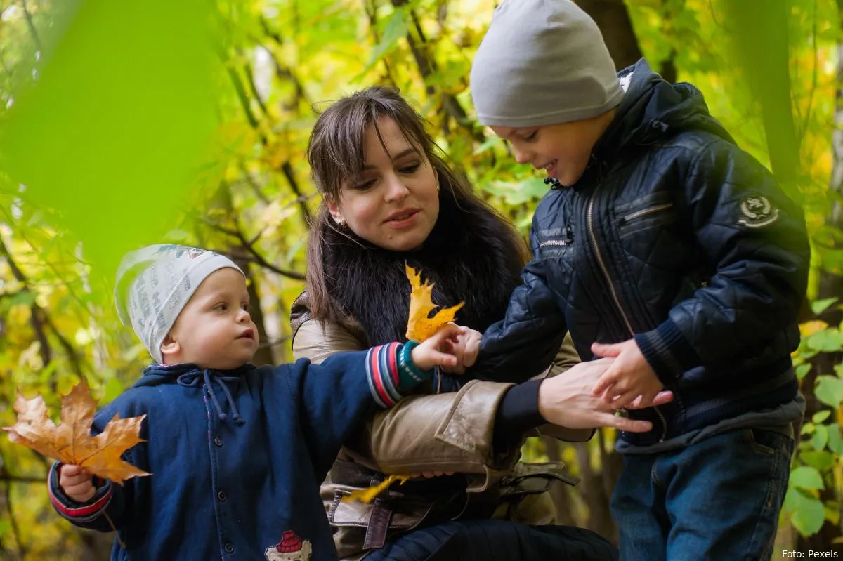 kinderen ouder met kinderen samen uit buiten met kinderen