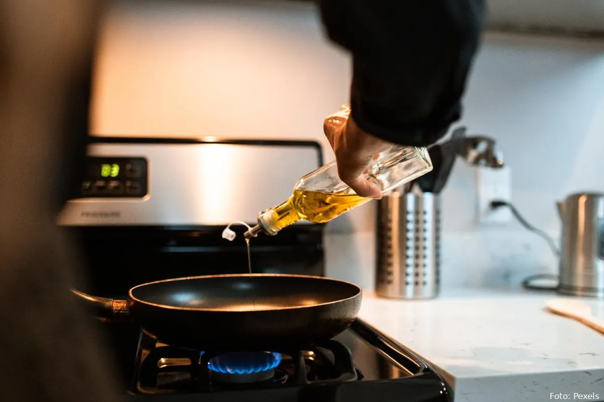 olijfolie koken keuken eten bakken en braden pan vuur