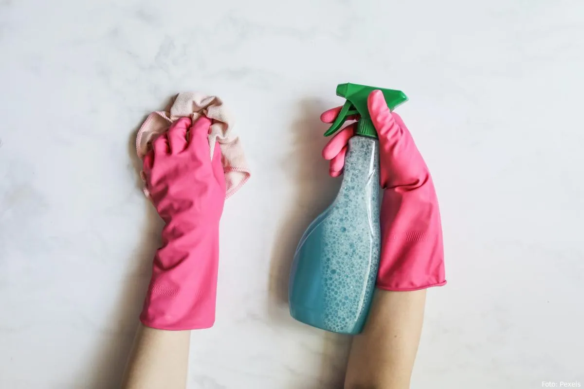 poetsen reinigen schoonmaken spraybus latex handschoenen