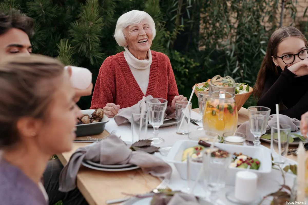 samen eten tafelen familie eten