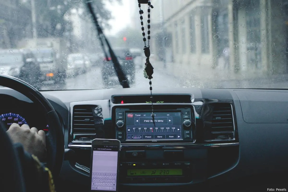 autorijden bij regen ruitewisser auto wagen nat wegdek regen