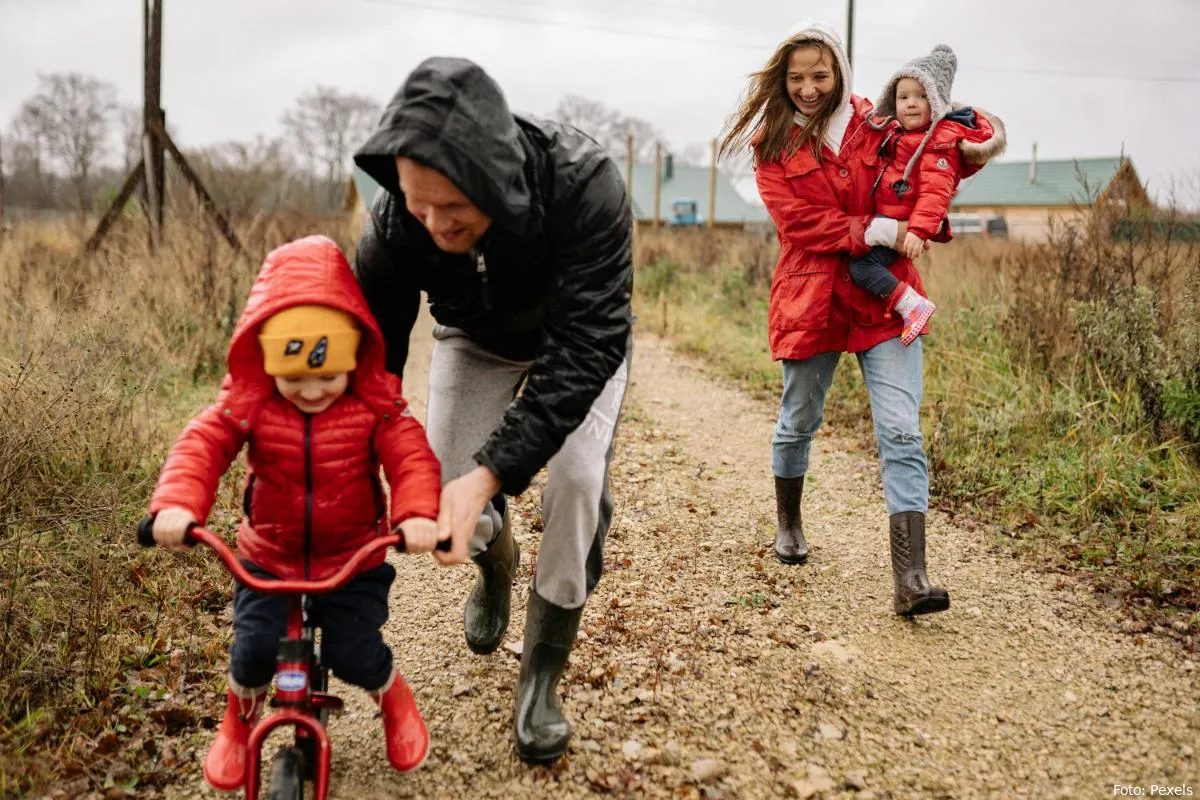 wandeling gezin buiten komen herfst dikke jas gezondheid