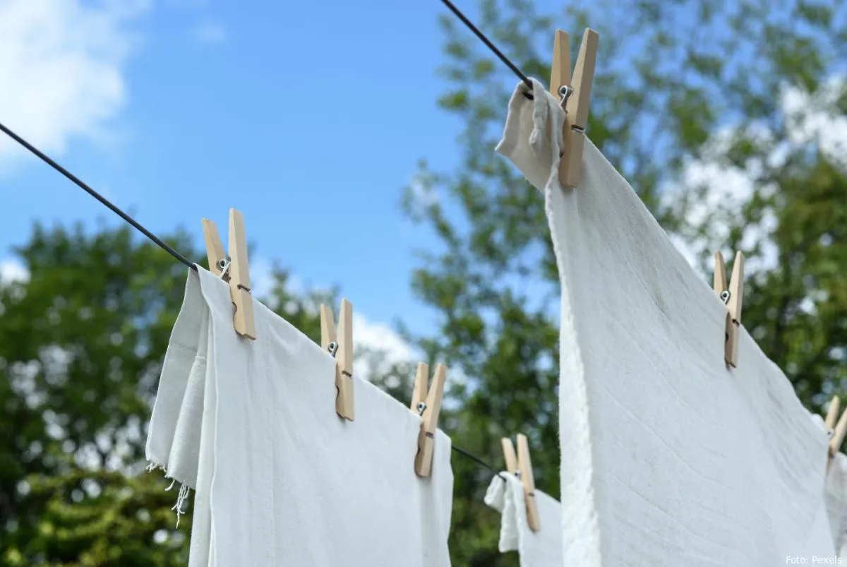 wassen waslijn witte was wasknijper buien drogen van kleren reinigen