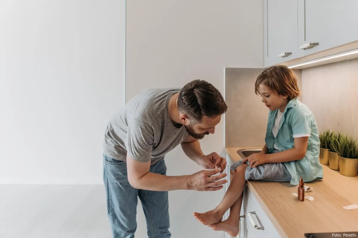 wonde verzorging van wonde kind en papa pijn