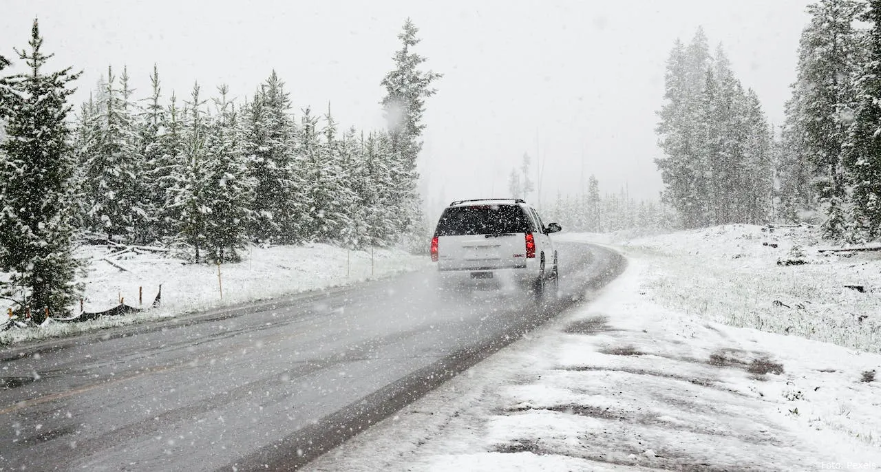 auto vriesweer bevroren wegdek sneeuw wagen