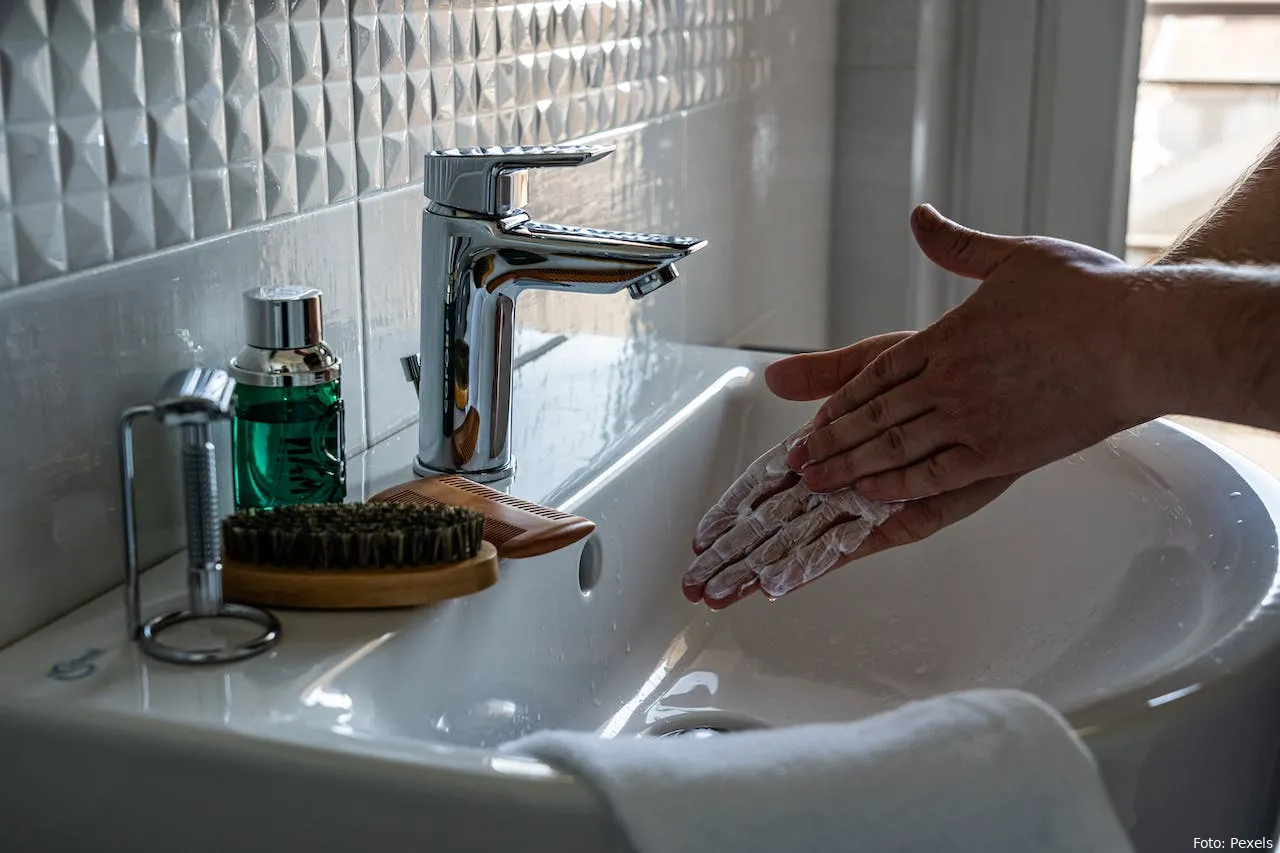 badkamerkraan kranen lavabo reinigen