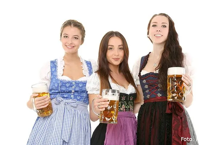 man-bavaria-dirndl-folklore-preview