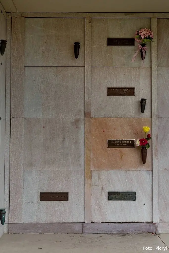 grave-stone-of-marilyn-monroe-at-pierce-brothers-westwood-village-memorial-1-1024