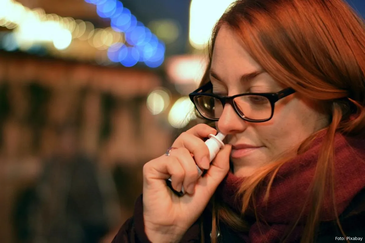 neusspray verstopte neus dichtzittende neus medicatie gebruk neusspray verkoudheid