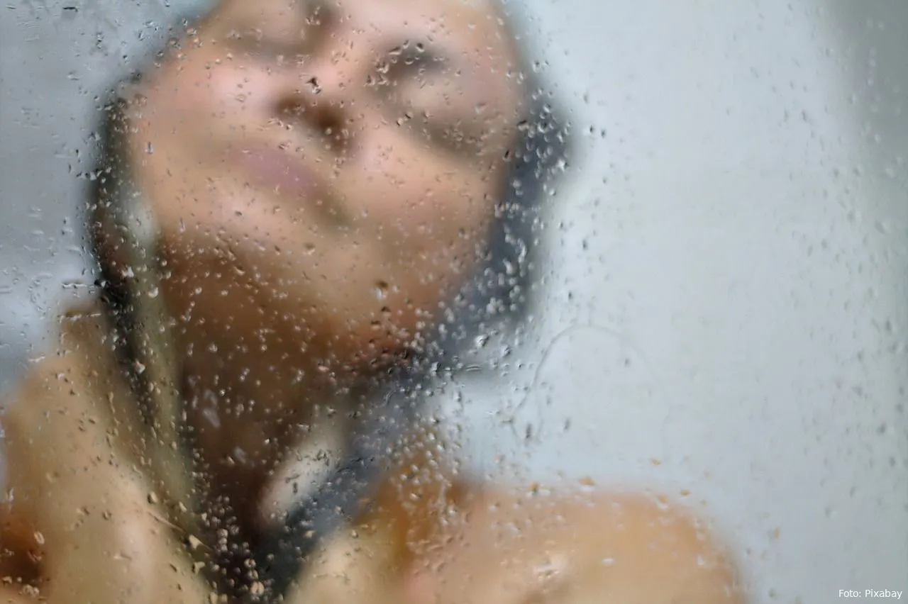 aangeslagen spiegel stoom bij douchen douche wassen lichaamsverzorging
