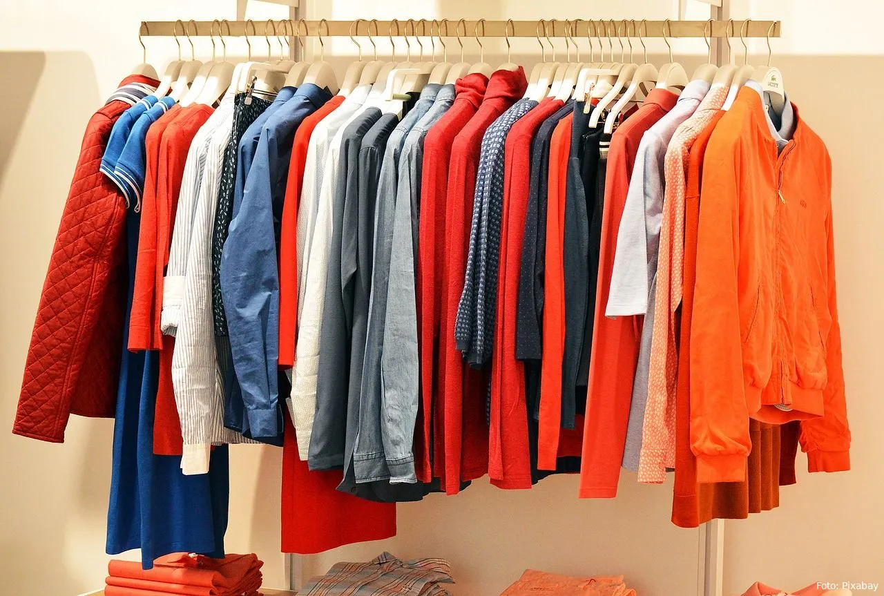 kleding kleren klerenrek felle kleuren