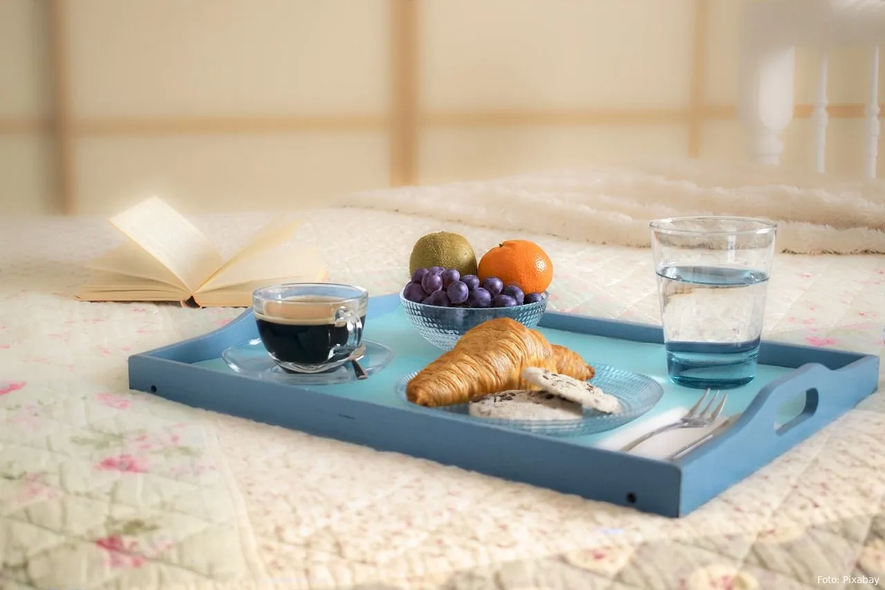 ontbijt met water en koffie koffie croissant water fruit