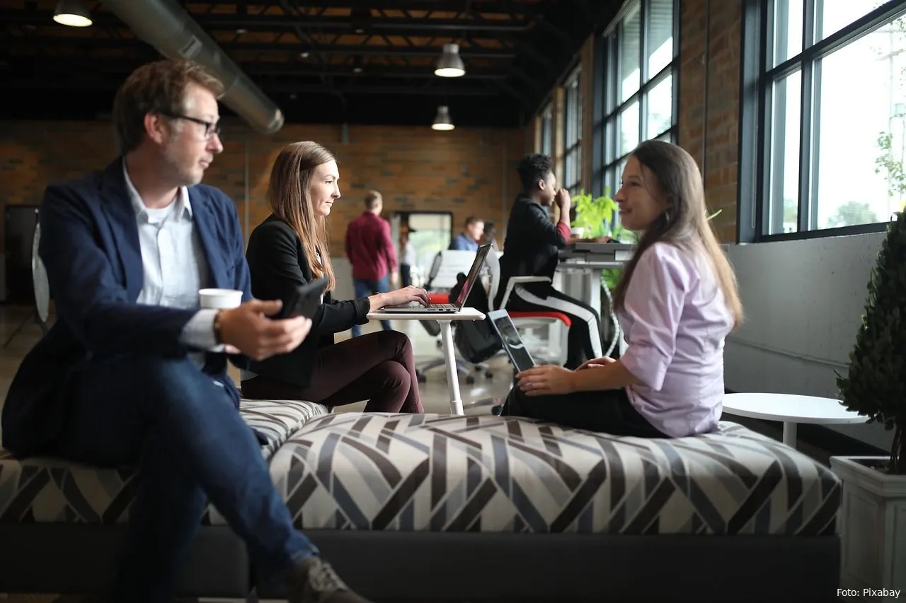 collegas werkcollegas bedrijf samenwerken