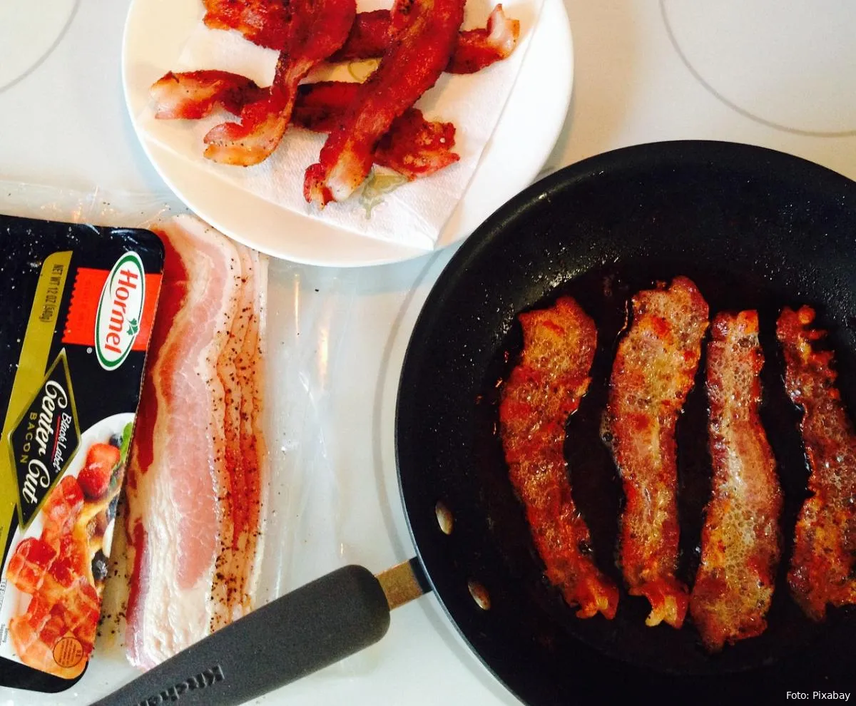 spek bakken pan ontbijt eten