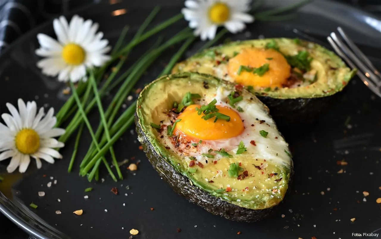 avocado gebakken met ei recept eten avocado ei