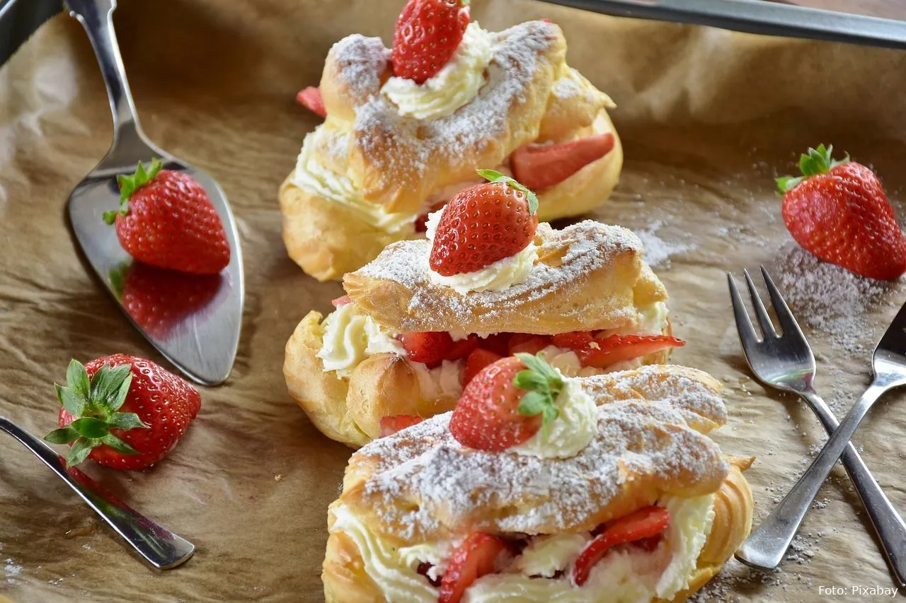 eclair aardbeien room dessert gebak eten recept