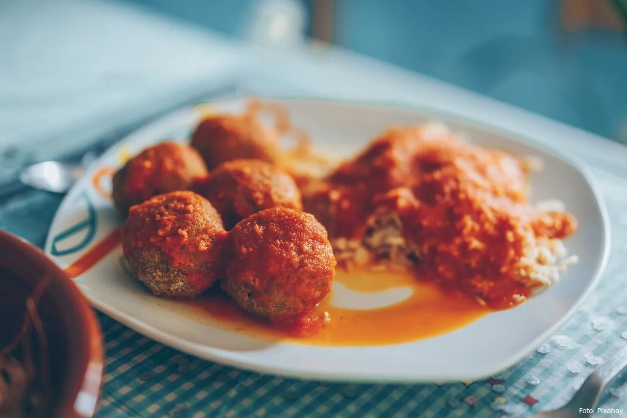 gehaktballen met tomatensaus en rijs