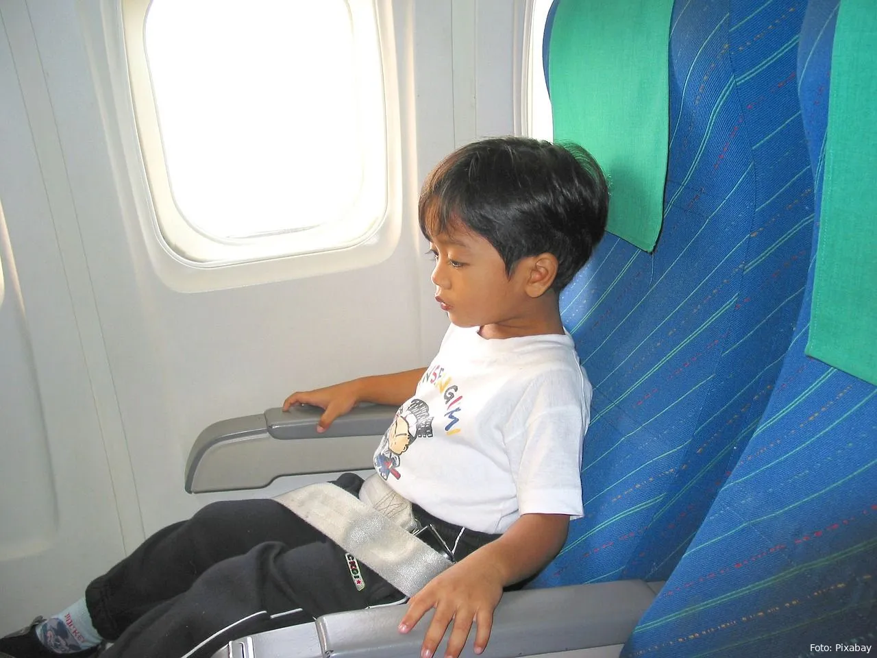 kind in vliegtuig vliegen reizen vrije tijd