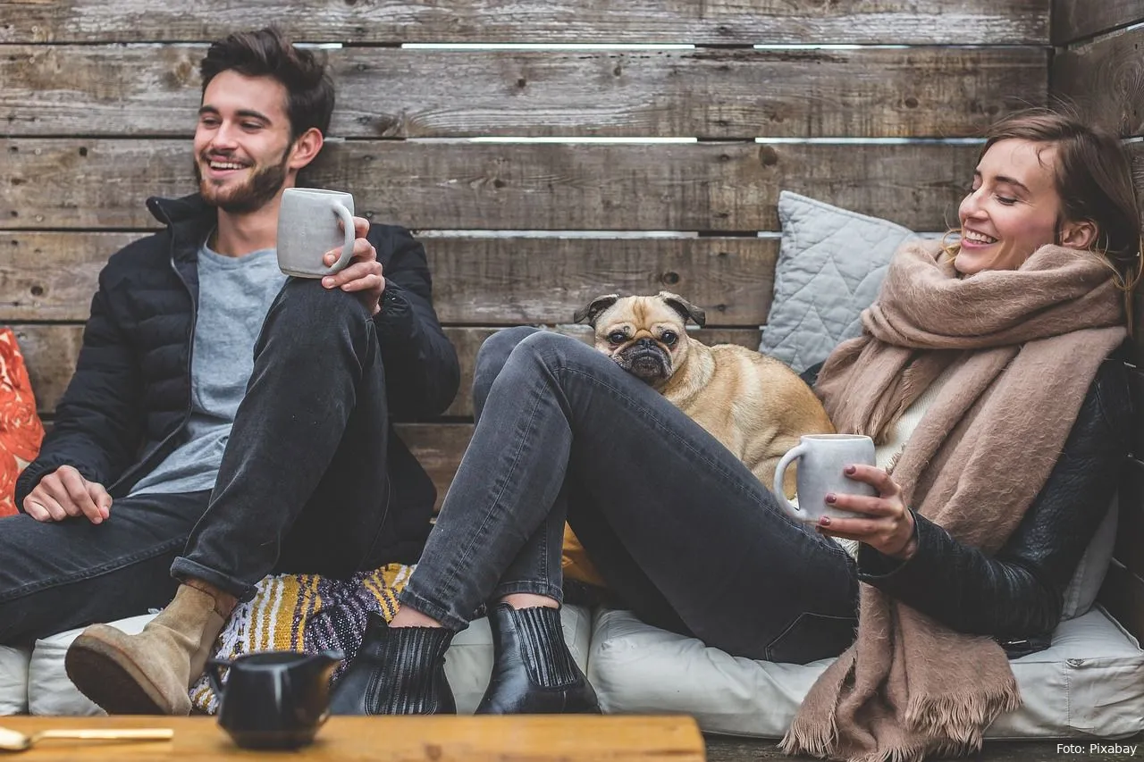 man vrouw koffie drinken opwarmen