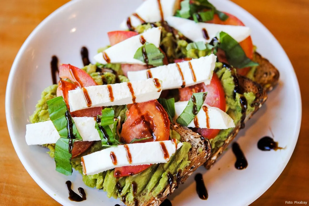 toast met avocado tomaat mozzarella