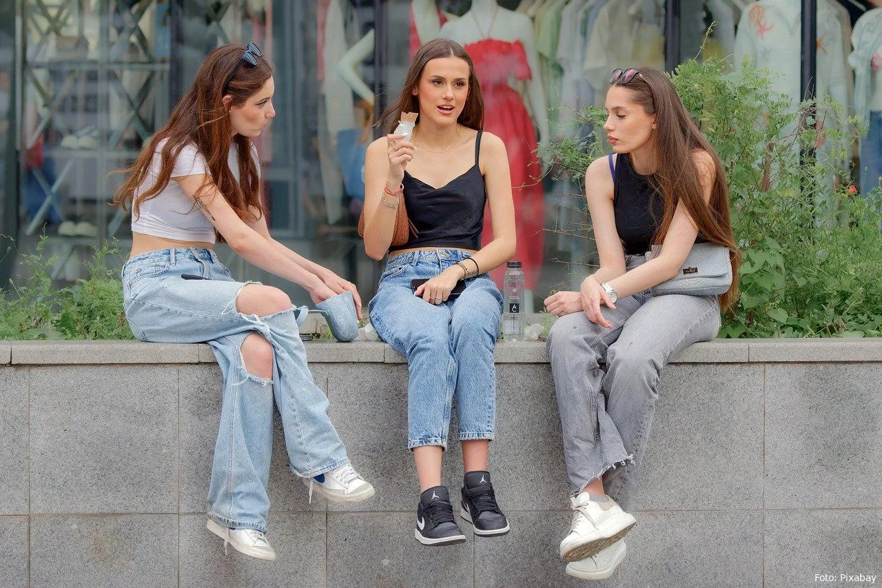 jeans meisjes groep vriendinnen