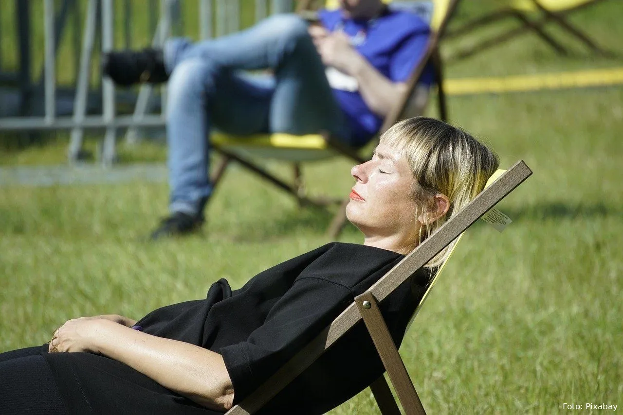 dutje doen zonnen chillen relaxen uitrusten