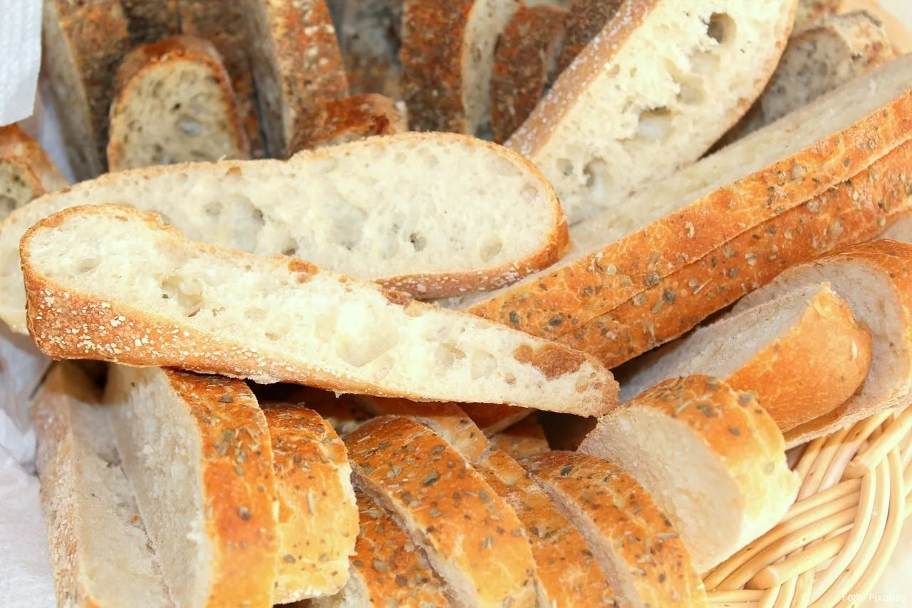 mandje met brood brood eten