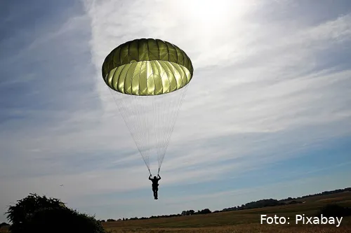 skydiver 2183279 1280