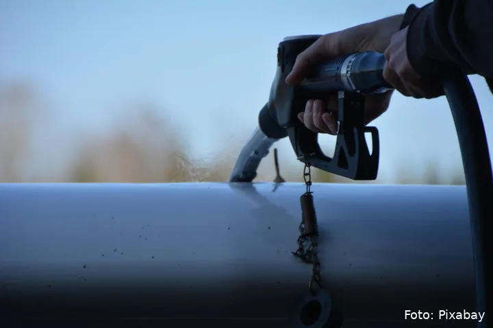 deltamike-refuel-3688264_1920