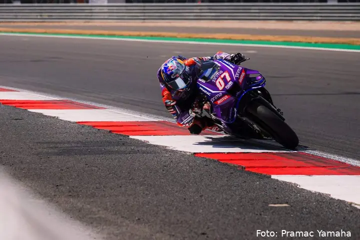 Toprak Razgatlioglu guida la Yamaha M1 MotoGP a Silverstone