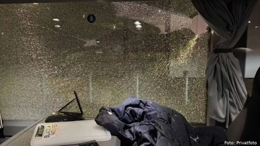 <i>Her ses den smadrede rude i bussen.</i>