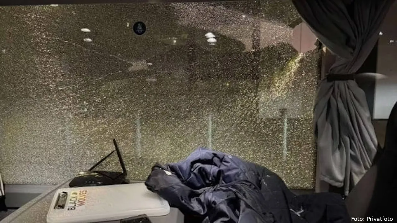 <i>Her ses den smadrede rude i bussen.</i>
