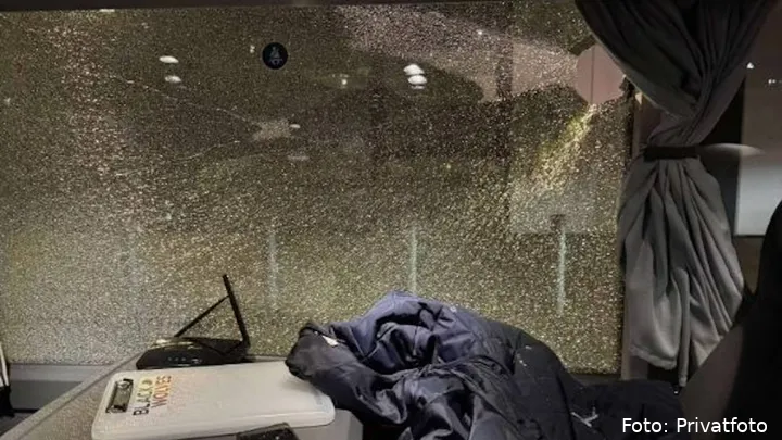 <i>Her ses den smadrede rude i bussen.</i>