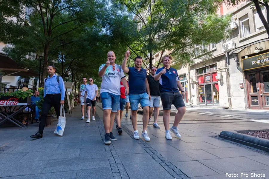 fans supporters lopen aankomst belgrado