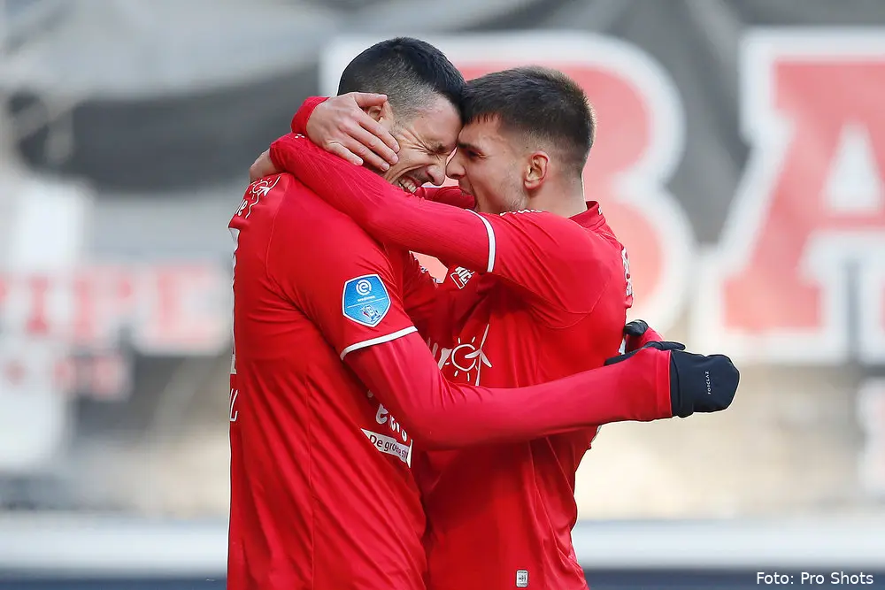 haris vuckic lindon selahi vieren doelpunt fc twente