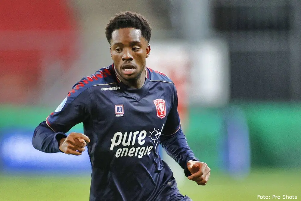 queensy menig dribbel fc utrecht twente 2020 2021