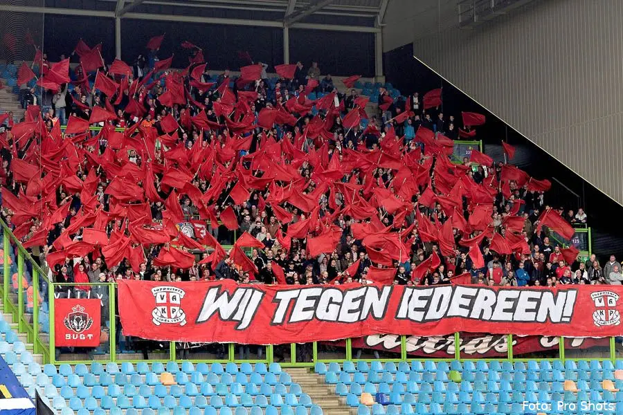 vak p wij tegen iedereen vlaggen sfeer supporters