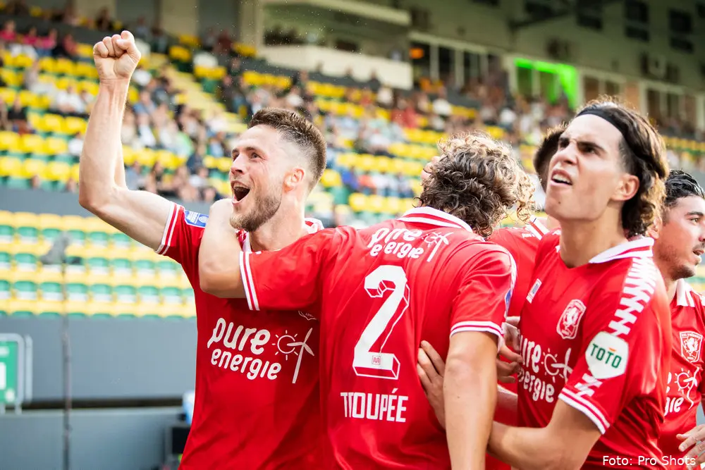 van wolfswinkel vieren eerste doelpunt fc twente fortuna 2021