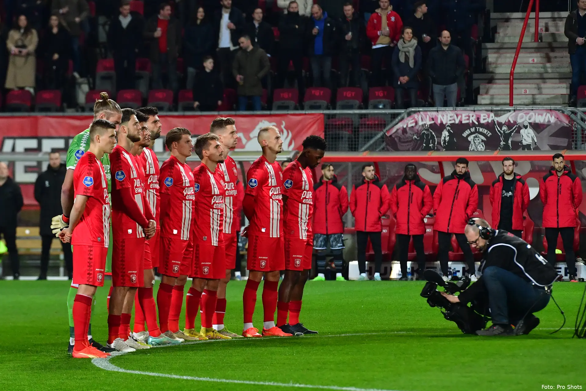 minuut stilte voor pele fc twente fc emmen 2022 2023