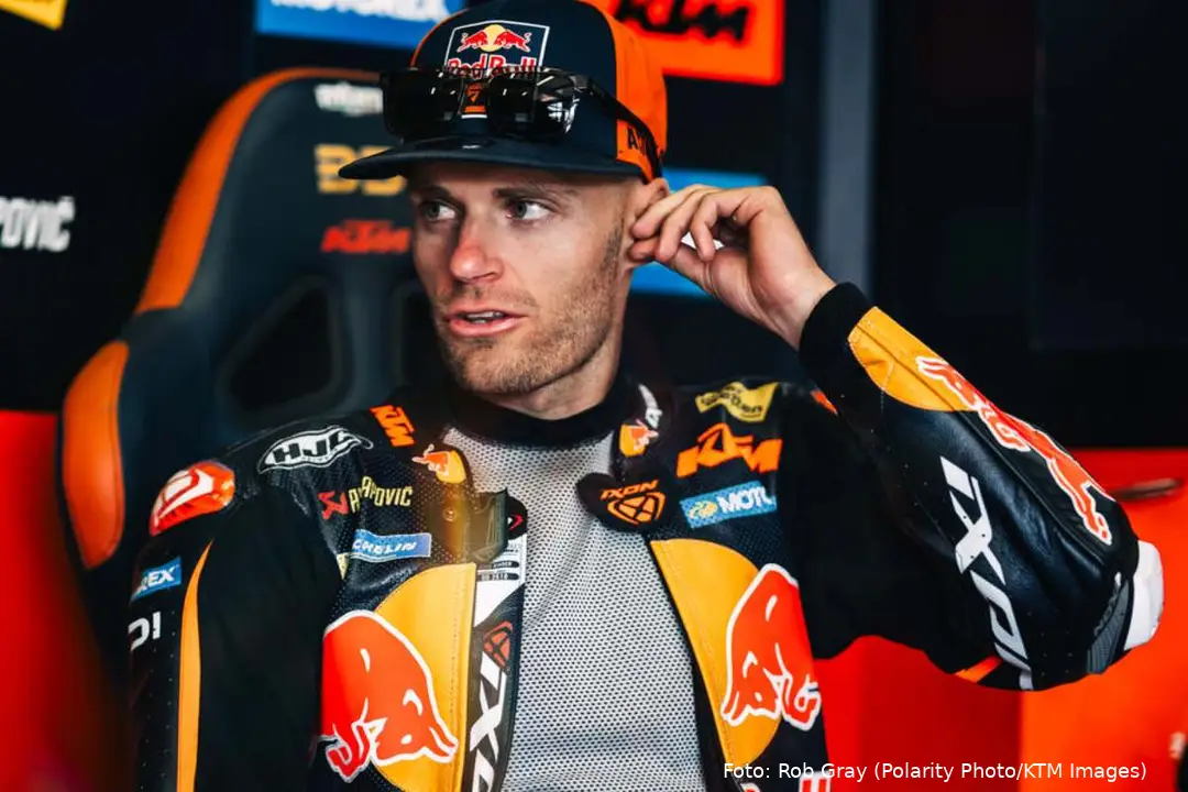 Brad Binder pilota KTM MotoGP seduto nel box