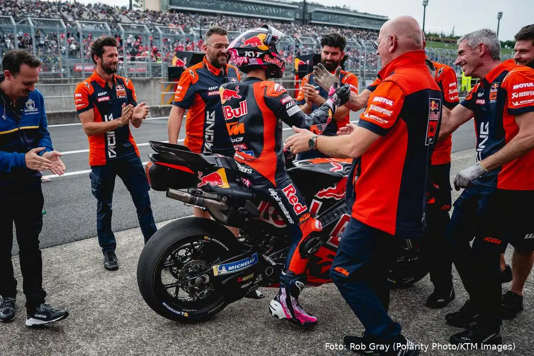 Enea Bastianini con il team KTM Tech3 dopo la gara MotoGP a Motegi