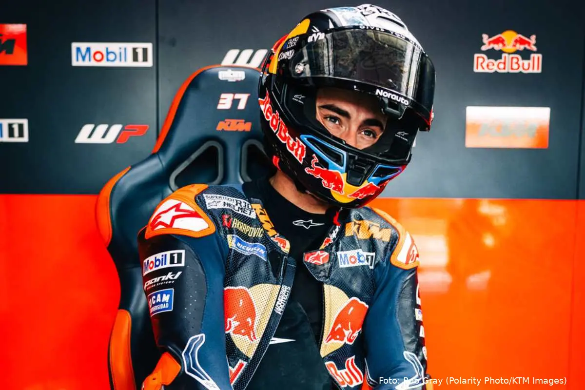 Pedro Acosta pilota KTM MotoGP nel box a Valencia