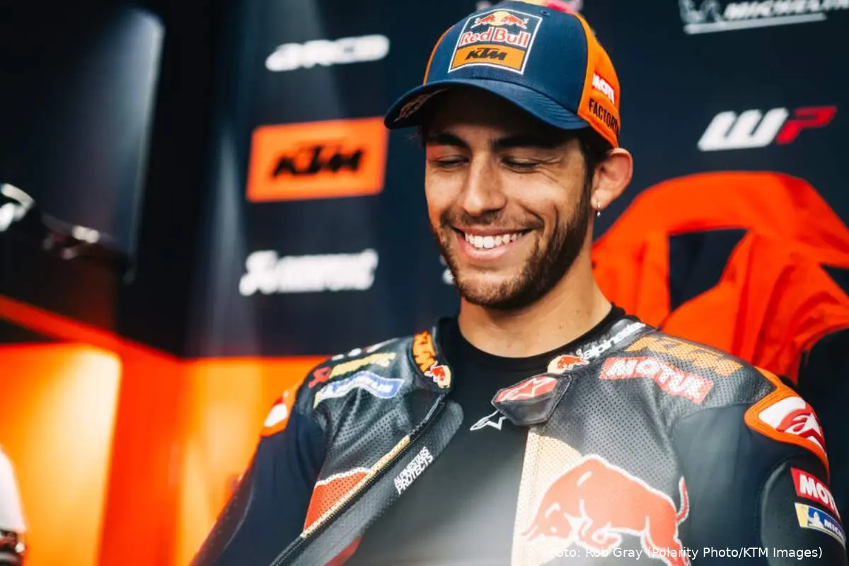 Enea Bastianini pilota KTM Tech3 MotoGP seduto nel box del suo team