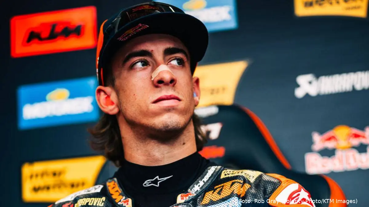 Pedro Acosta pilota KTM MotoGP con la faccia seria nel box in Austria