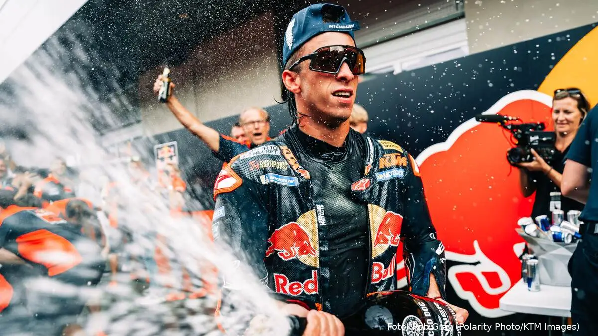 Pedro Acosta pilota KTM MotoGP festeggia la vittoria