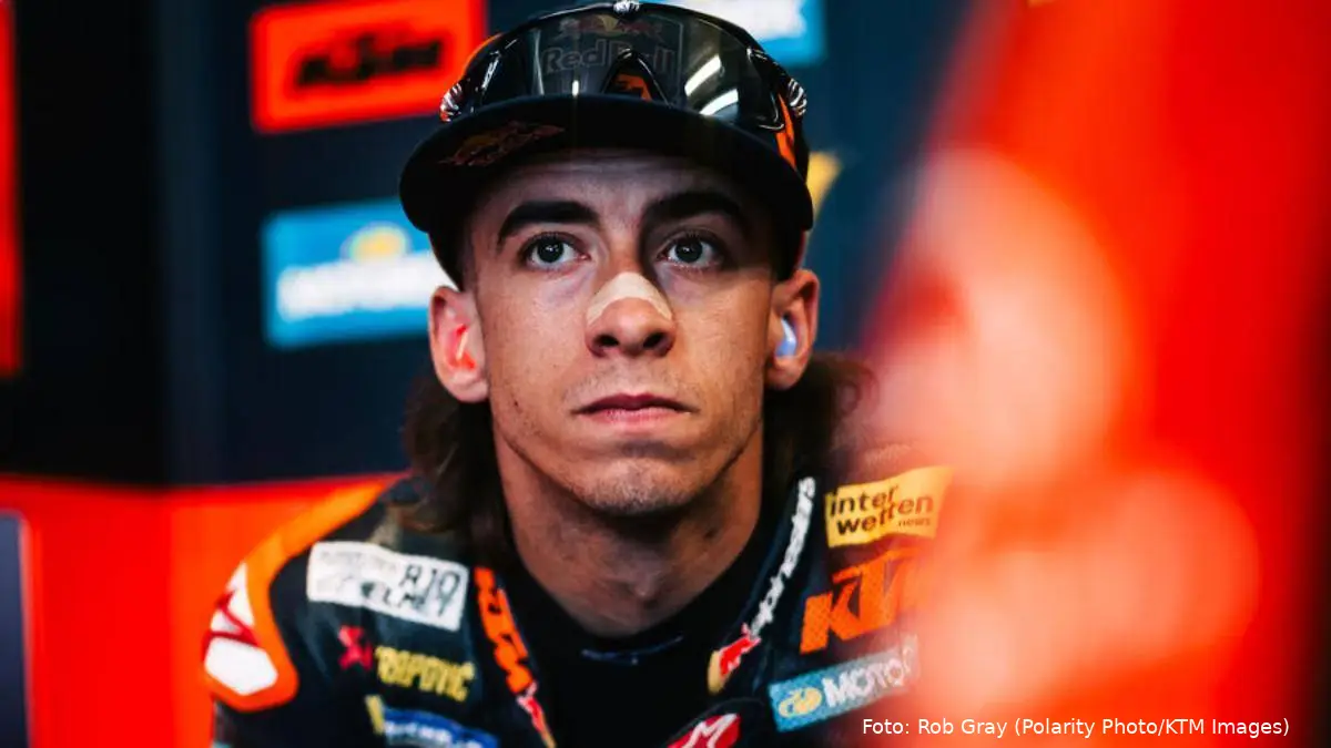 Pedro Acosta pilota KTM MotoGP nel box del suo team
