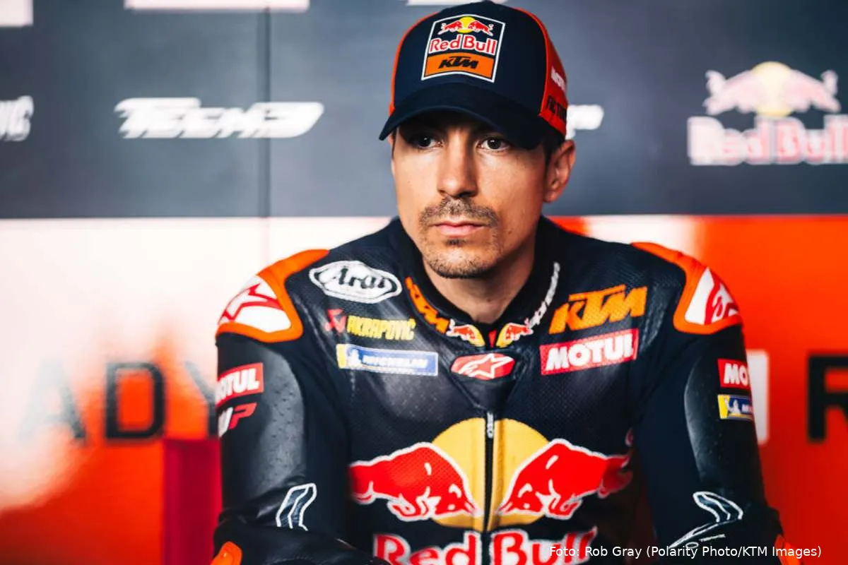 Maverick Vinales pilota KTM Tech3 MotoGP seduto nel box