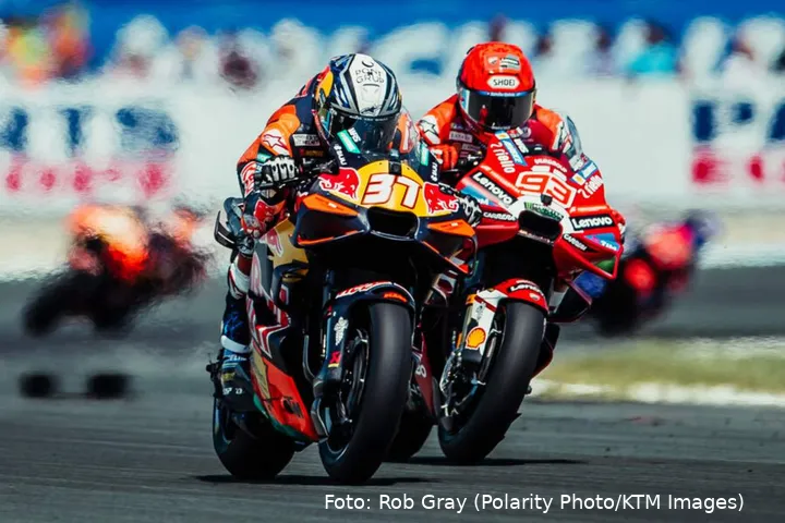 Pedro Acosta e Marc Marquez in battaglia nella gara MotoGP ad Assen