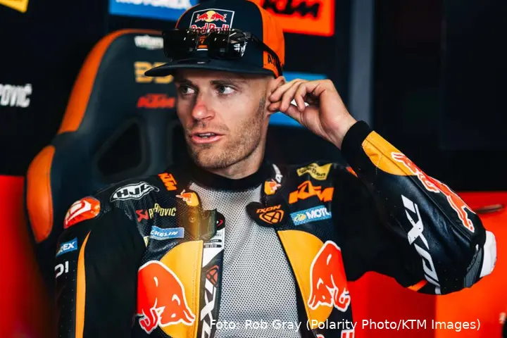 Brad Binder pilota KTM MotoGP seduto nel box