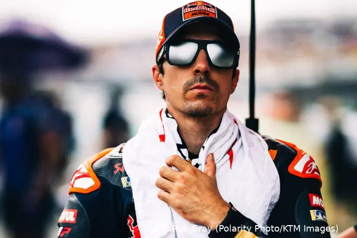 Maverick Vinales pilota KTM Tech3 MotoGP sulla griglia di partenza della gara